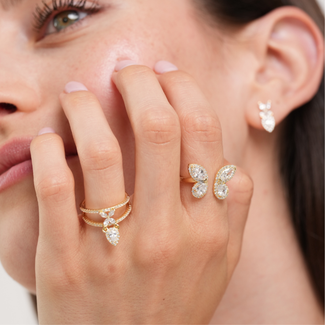 Détail de la Bague Marquise Pinky GENA Jewelry avec zircons taille marquise et pavage doré
