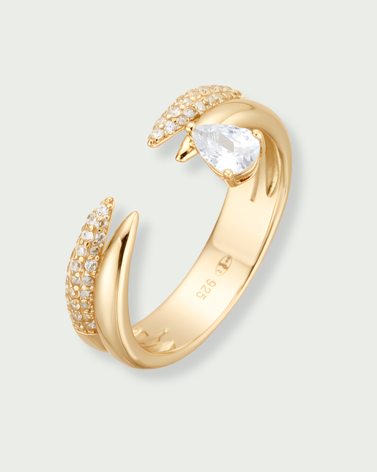 Bague Pear Shape dorée en argent 925 plaqué or 18 carats avec pierre centrale en zirconium taille poire sur une monture lisse et élégante, design raffiné qui capte la lumière et sublime la main.