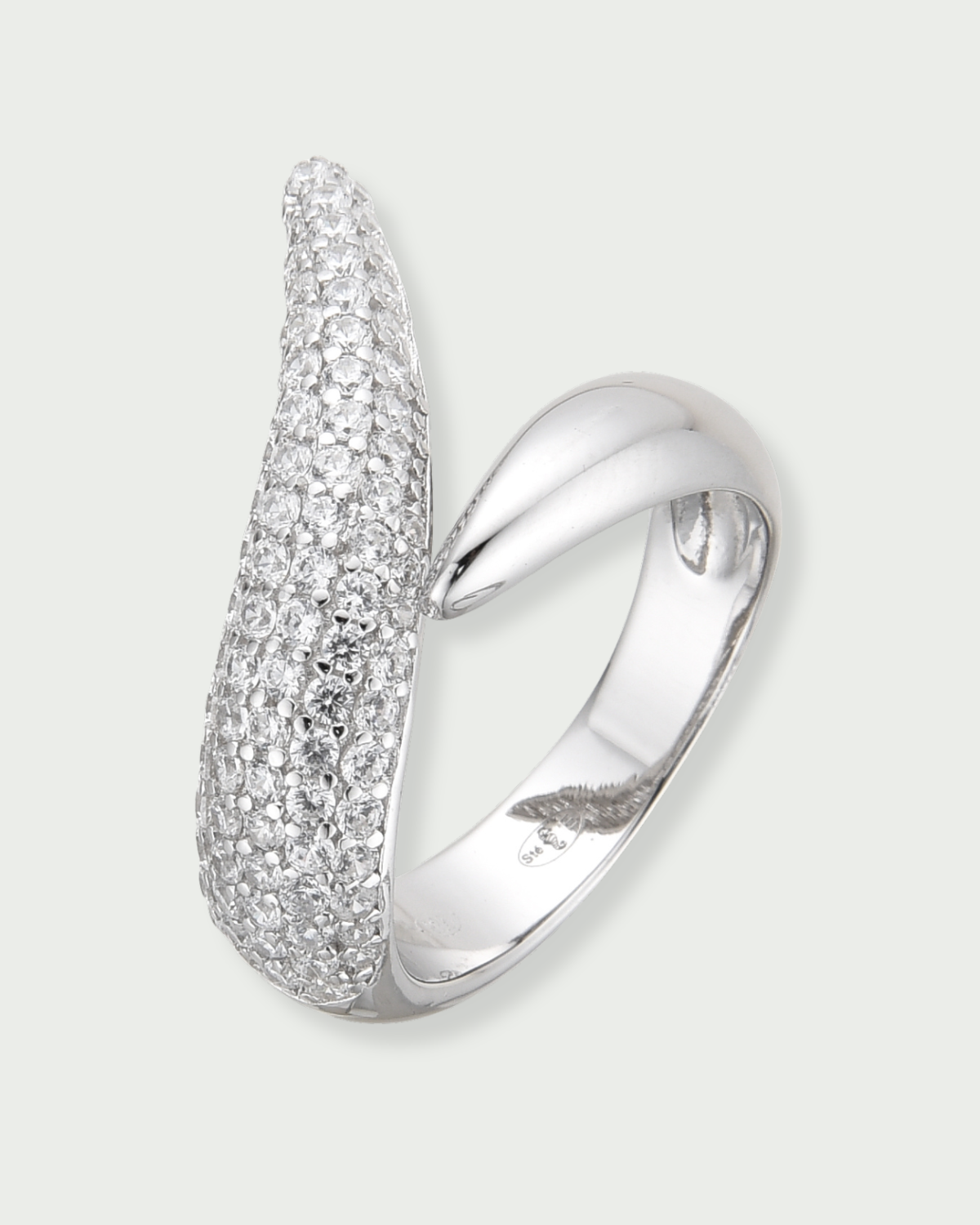 Bague Royal Shape – Blanc en argent 925 rhodié, design structuré délicatement serti, finition polie brillante résistante à l’oxydation, silhouette élégante et affirmée.