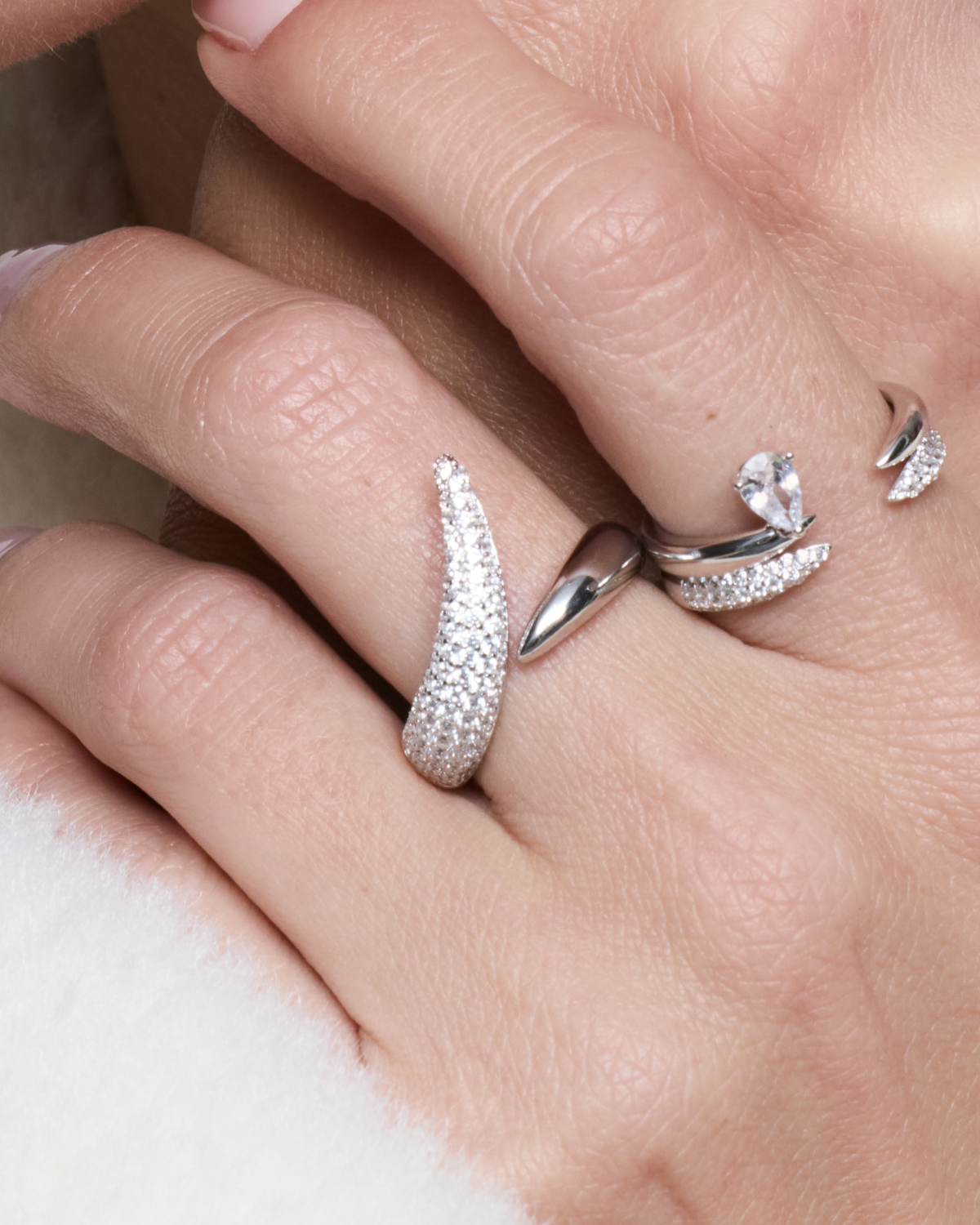 Bague Royal Shape – Blanc en argent 925 rhodié, design structuré délicatement serti, finition polie brillante résistante à l’oxydation, silhouette élégante et affirmée.