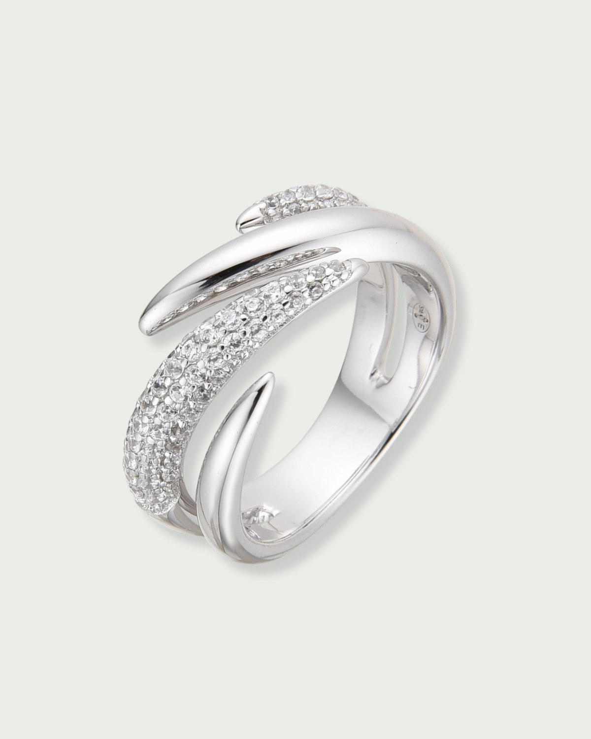Bague Shape – Blanc en argent 925 rhodié, design graphique délicatement serti, finition polie brillante résistante à l’oxydation, silhouette moderne et élégante.