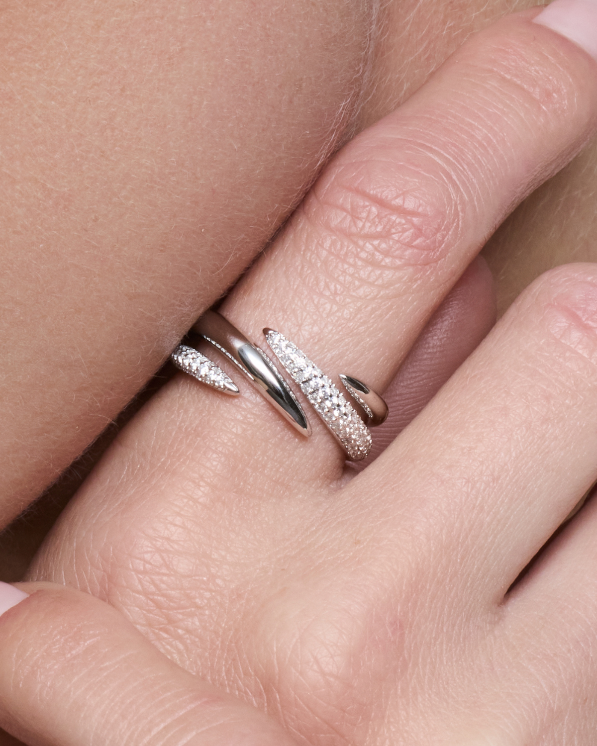 Bague Shape – Blanc en argent 925 rhodié, design graphique délicatement serti, finition polie brillante résistante à l’oxydation, silhouette moderne et élégante.