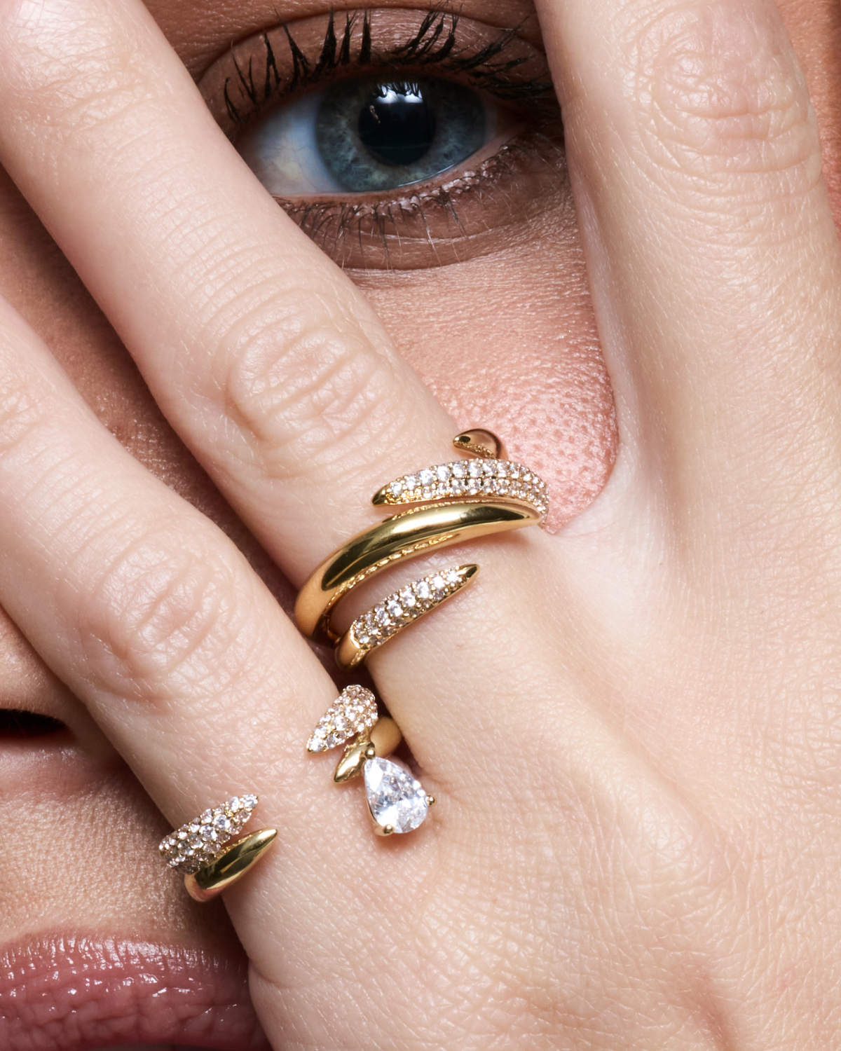 Bague Shape dorée en argent 925 plaqué or 18 carats, design épuré et contemporain avec finition lisse, bijou minimaliste et élégant qui sublime la main.