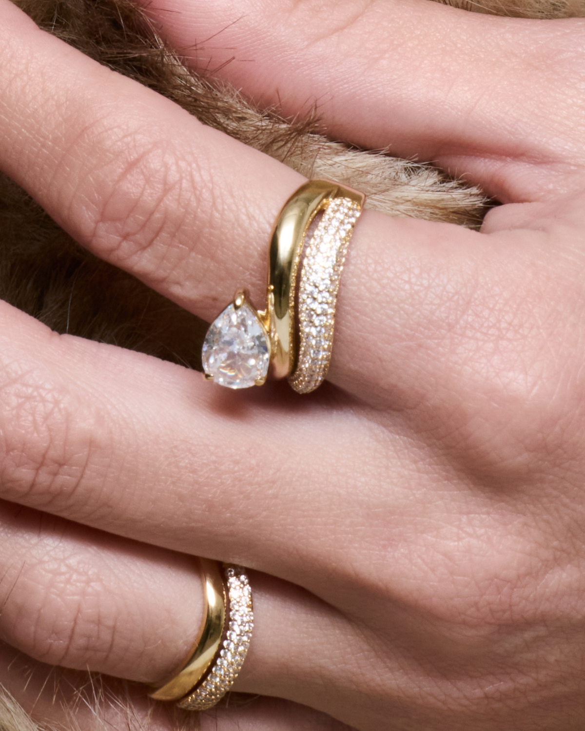 Bague Signature – Blanc en argent 925 rhodié, design signature délicatement serti, finition polie brillante résistante à l’oxydation, silhouette élégante et intemporelle.