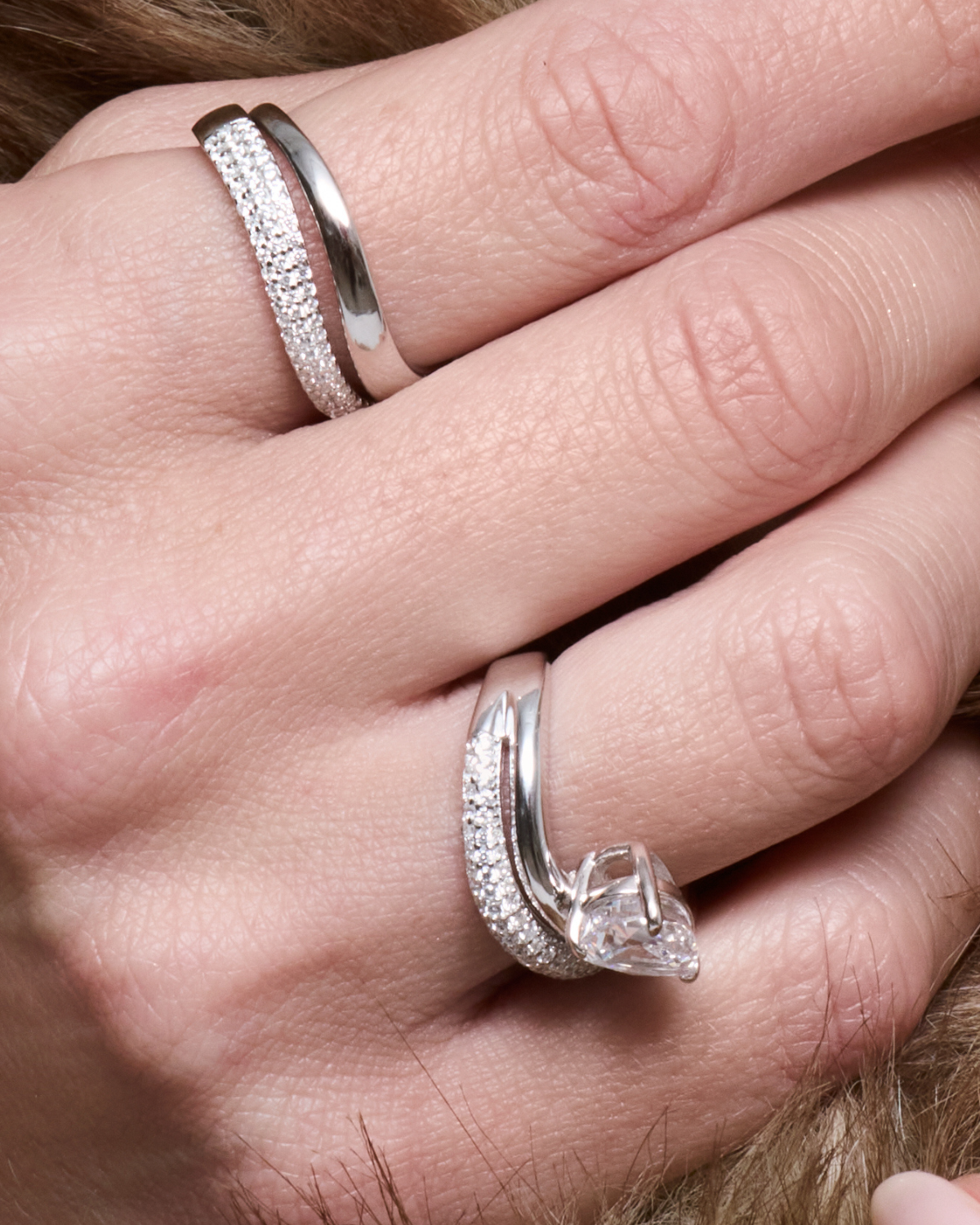 Bague Signature – Blanc en argent 925 rhodié, design signature délicatement serti, finition polie brillante résistante à l’oxydation, silhouette élégante et intemporelle.