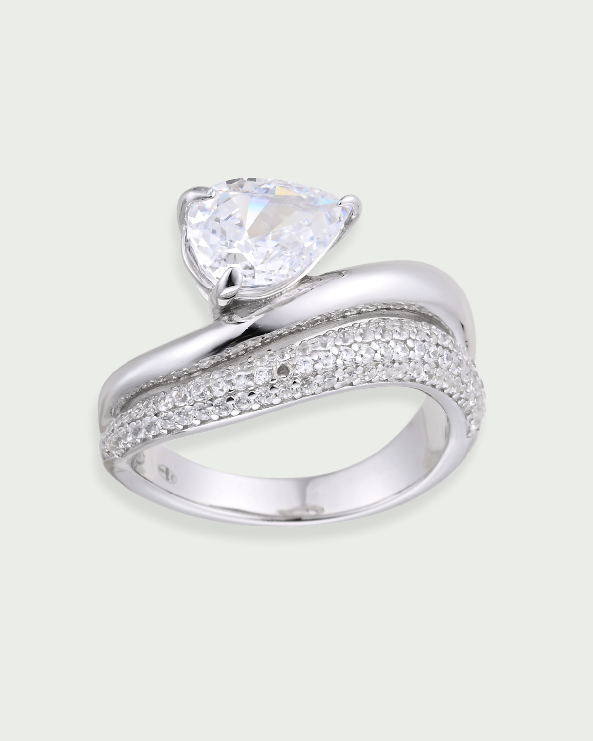 Bague Signature – Blanc en argent 925 rhodié, design signature délicatement serti, finition polie brillante résistante à l’oxydation, silhouette élégante et intemporelle.