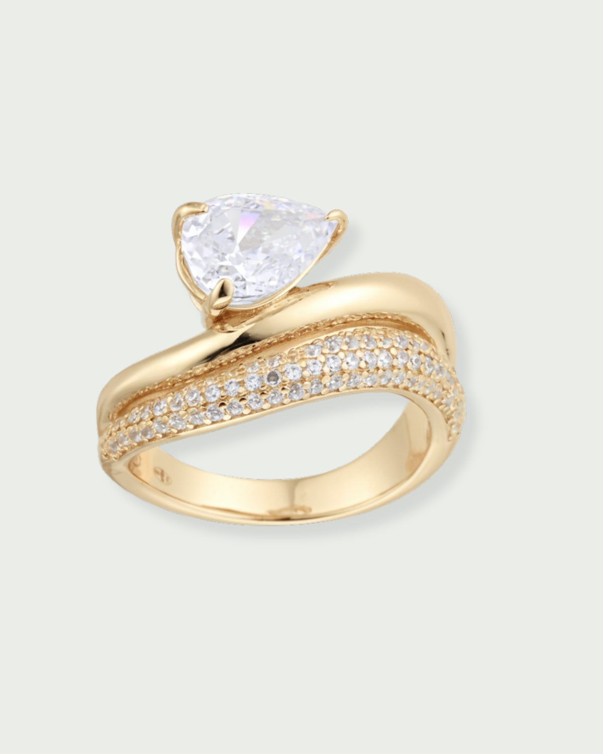 Bague Signature dorée en argent 925 plaqué or 3 microns, design double anneau – l’un lisse et l’autre serti de zirconiums – surmonté d’une pierre taille poire scintillante, bijou moderne et élégant qui capte la lumière et sublime la main.