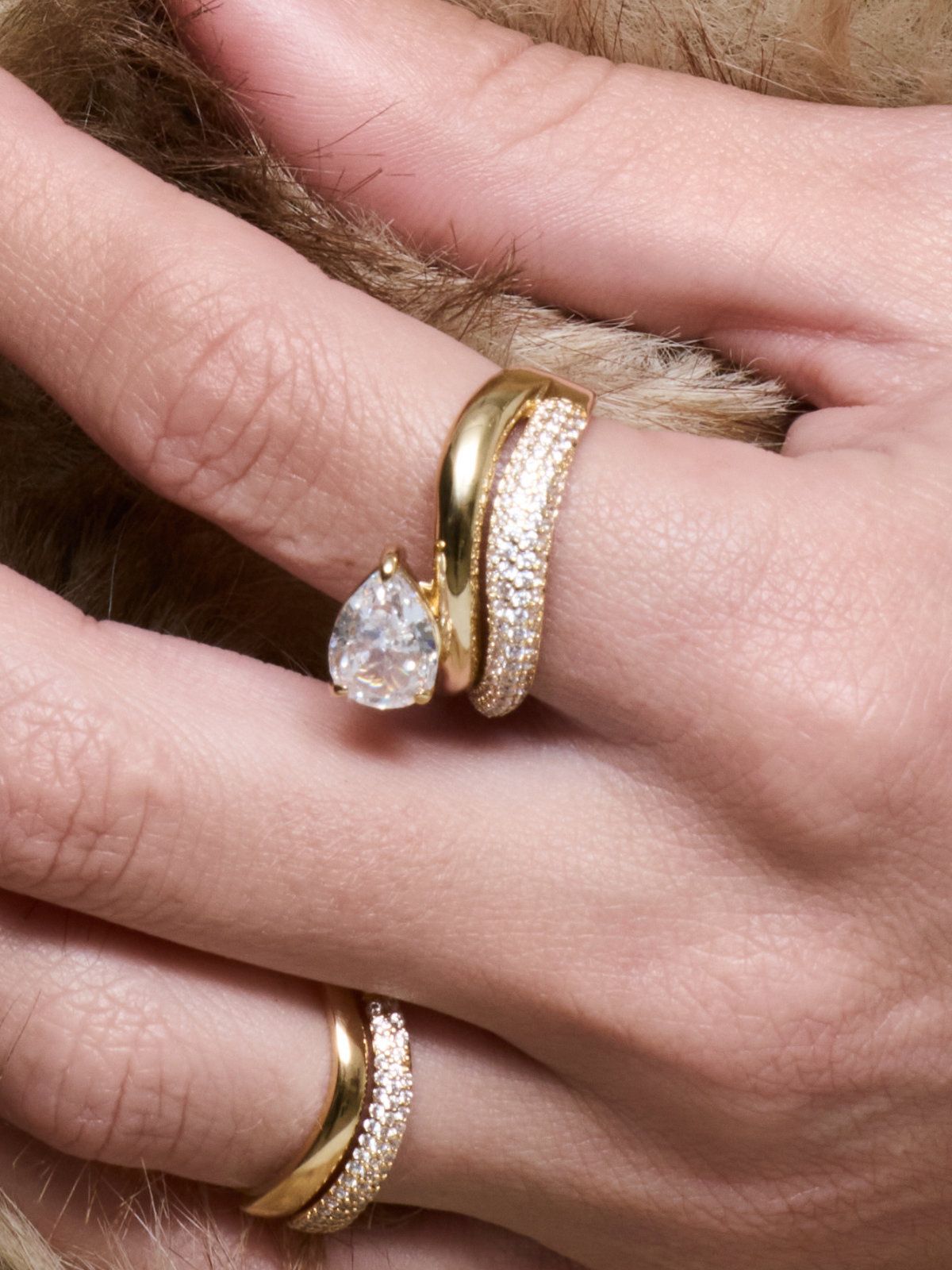 Bague Signature dorée en argent 925 plaqué or 3 microns, design double anneau – l’un lisse et l’autre serti de zirconiums – surmonté d’une pierre taille poire scintillante, bijou moderne et élégant qui capte la lumière et sublime la main.