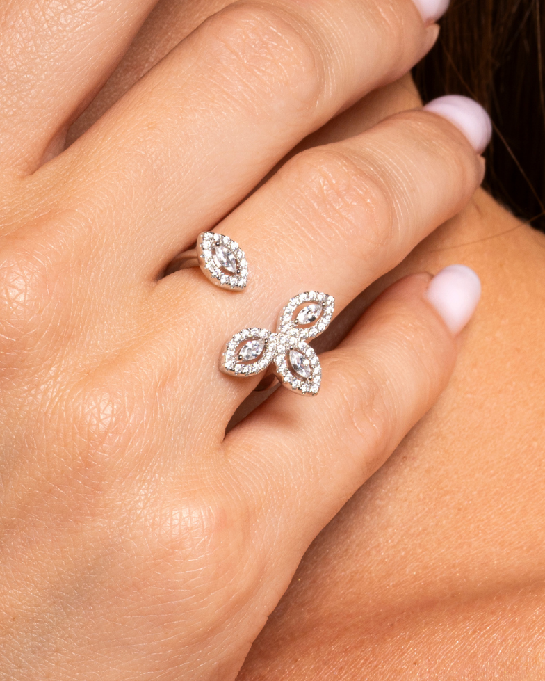 Bague « Fleur de Vie » en argent 925 rhodié, motif floral orné de zirconiums taille marquise formant une fleur élégante, finition polie brillante.