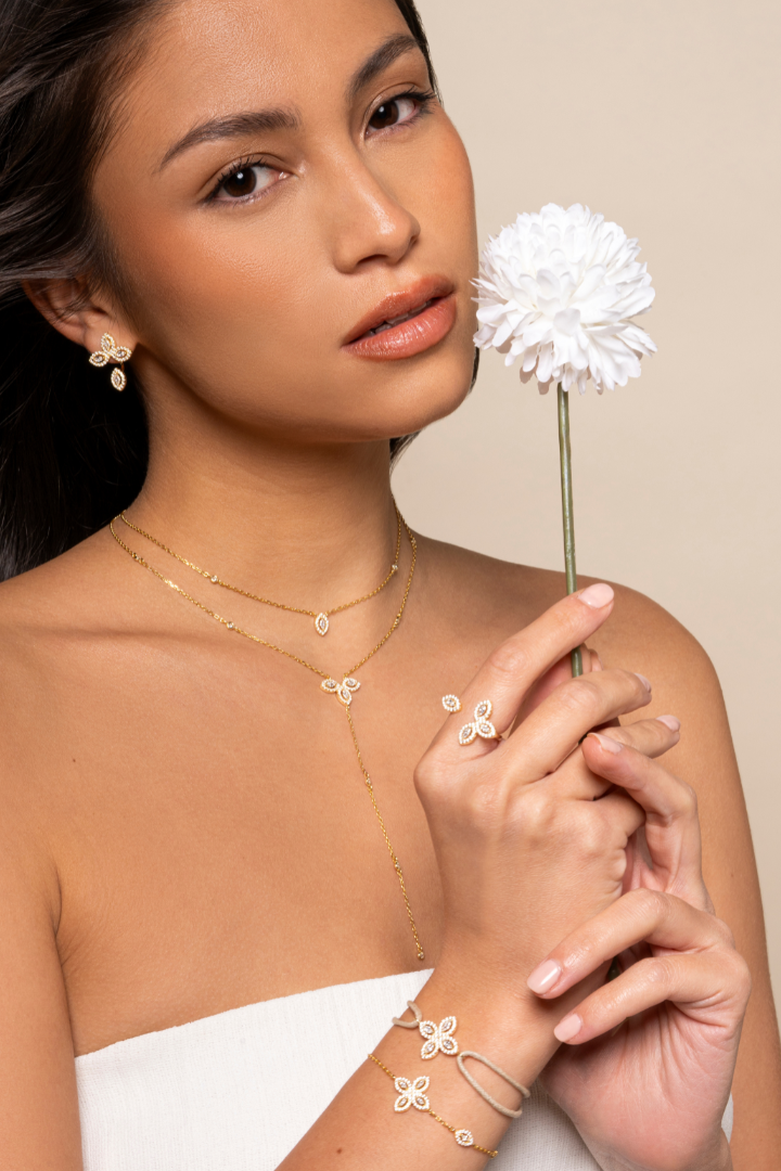 Bague « Fleur de Vie » en argent 925 rhodié, motif floral orné de zirconiums taille marquise formant une fleur élégante, finition polie brillante.