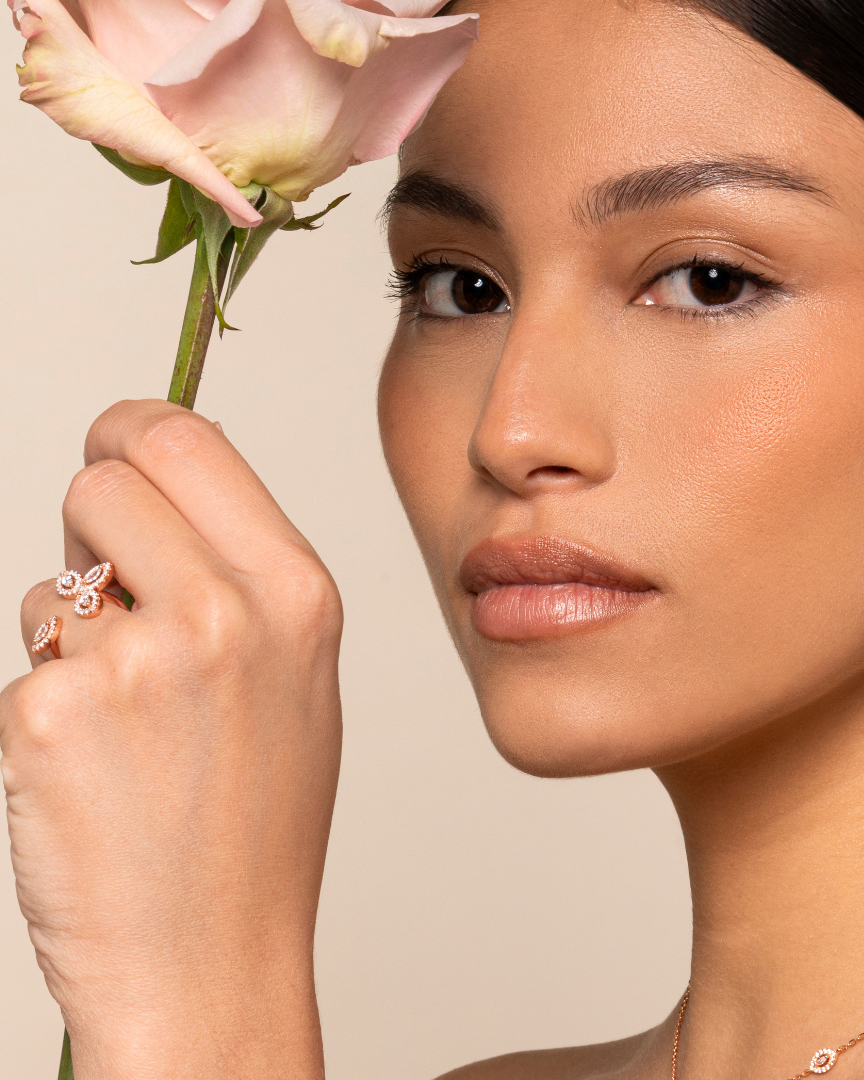 Bague « Fleur de Vie » en argent 925 doré à l’or rose 18 carats, motif floral orné de trois pierres en zirconium taille marquise, finition polie brillante.