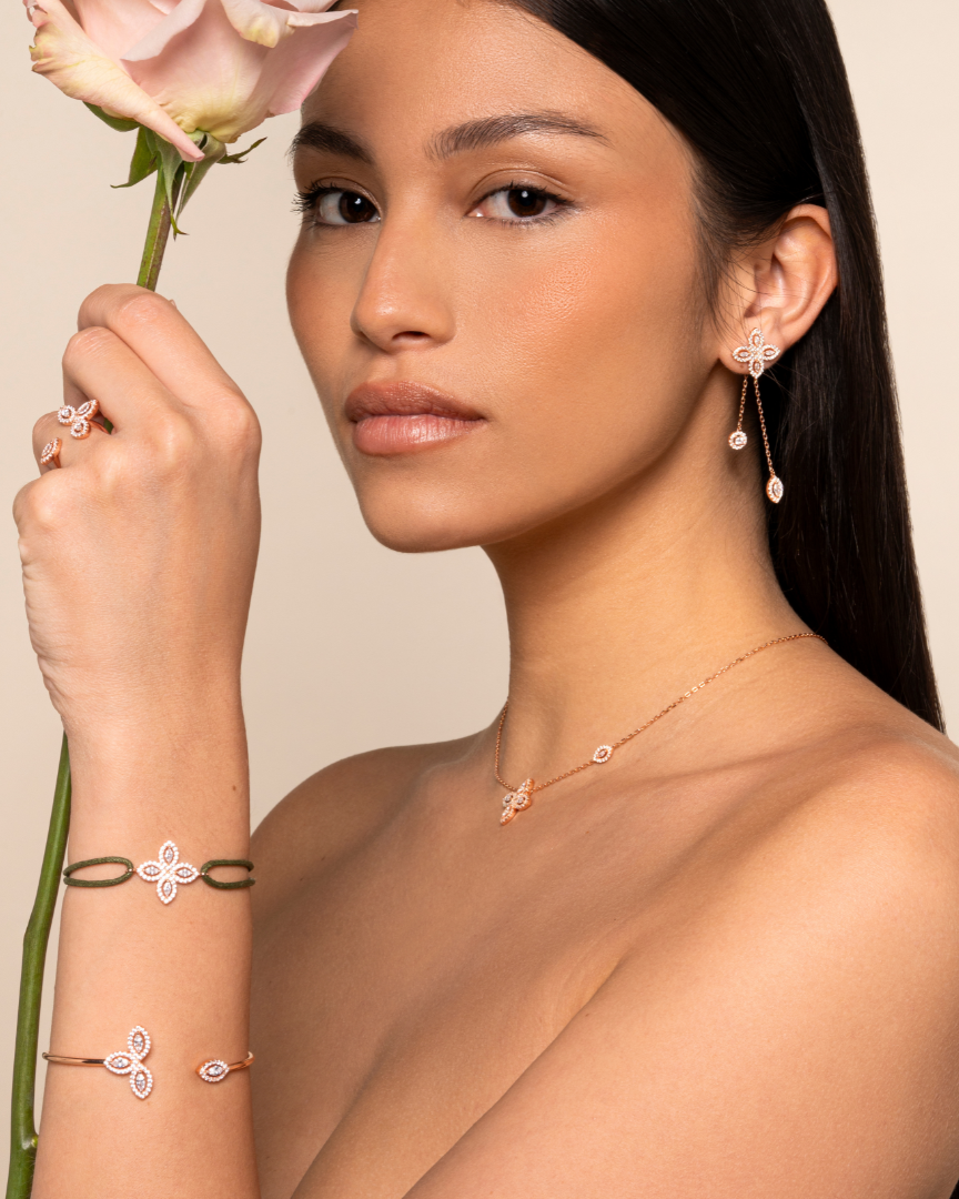 Bague « Fleur de Vie » en argent 925 rhodié, motif floral orné de zirconiums taille marquise formant une fleur élégante, finition polie brillante.