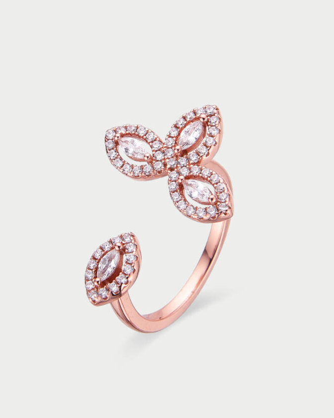 Bague « Fleur de Vie » en argent 925 doré à l’or rose 18 carats, motif floral orné de trois pierres en zirconium taille marquise, finition polie brillante.