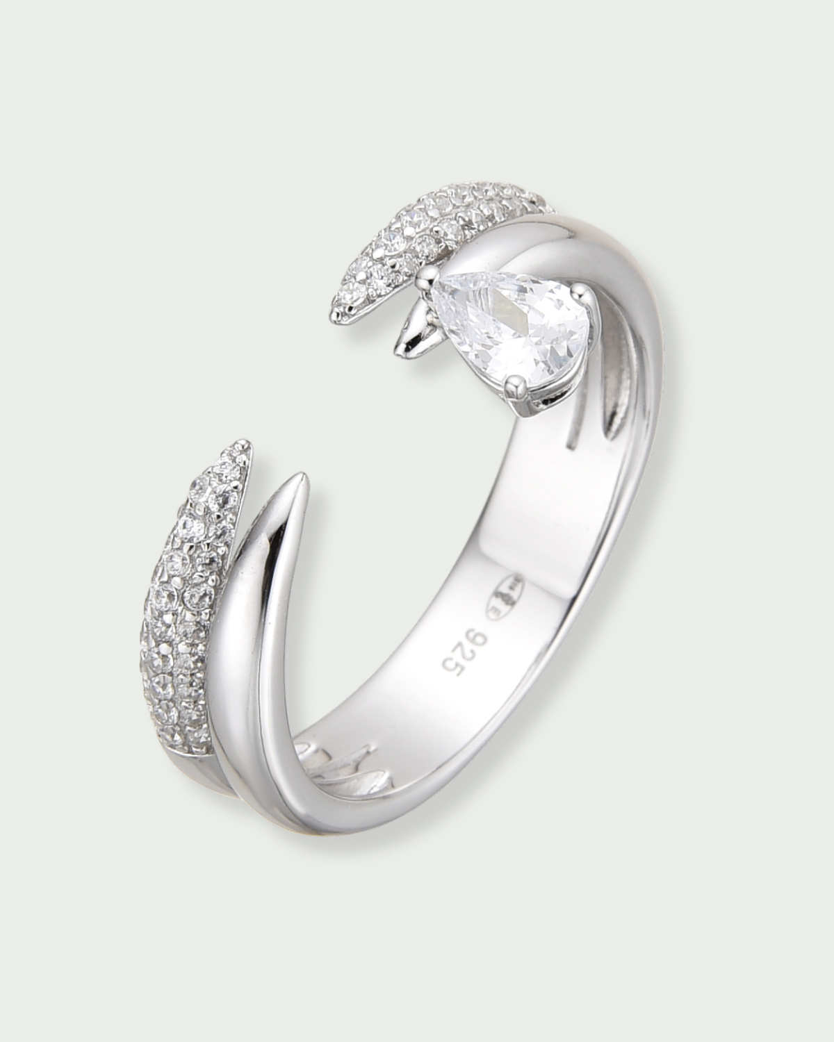 Bague Pear Shape blanche en argent 925 rhodié, avec pierre centrale en zirconium taille poire sur une monture lisse et élégante, design raffiné et lumineux qui sublime le doigt.