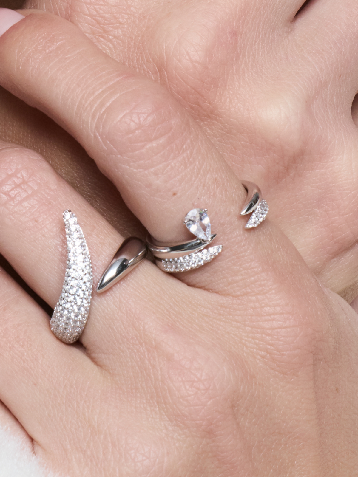 Bague Pear Shape blanche en argent 925 rhodié, avec pierre centrale en zirconium taille poire sur une monture lisse et élégante, design raffiné et lumineux qui sublime le doigt.