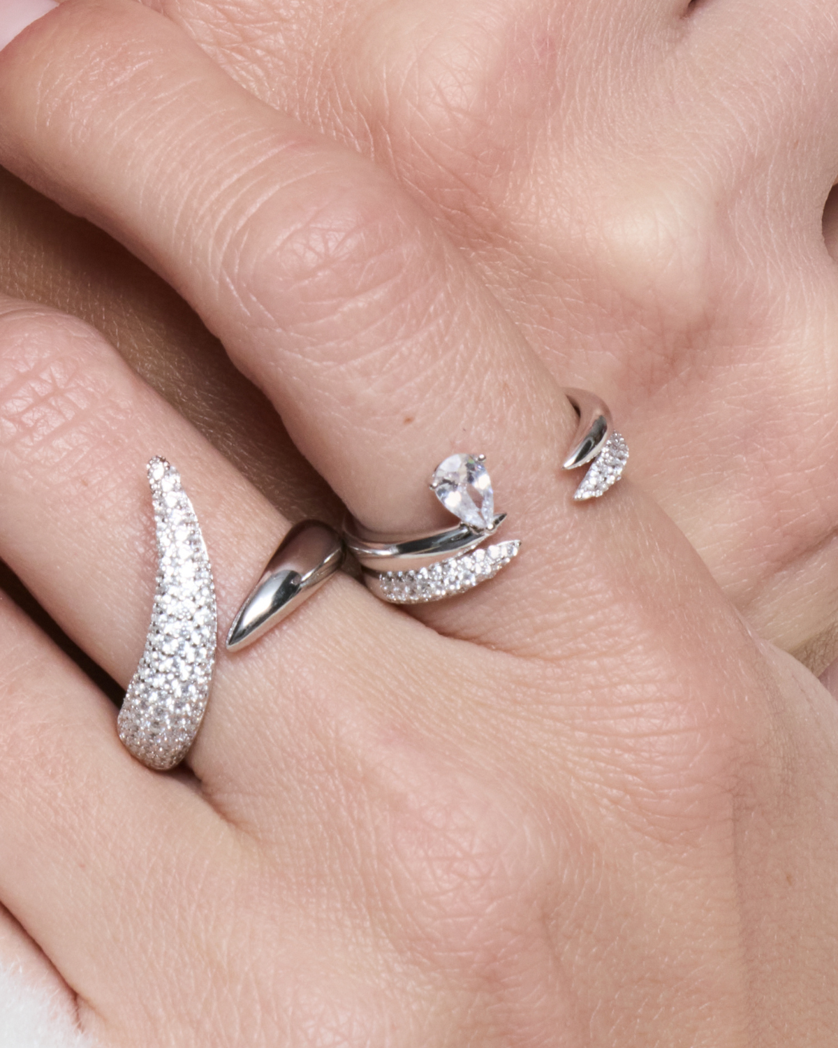 Bague Pear Shape blanche en argent 925 rhodié, avec pierre centrale en zirconium taille poire sur une monture lisse et élégante, design raffiné et lumineux qui sublime le doigt.