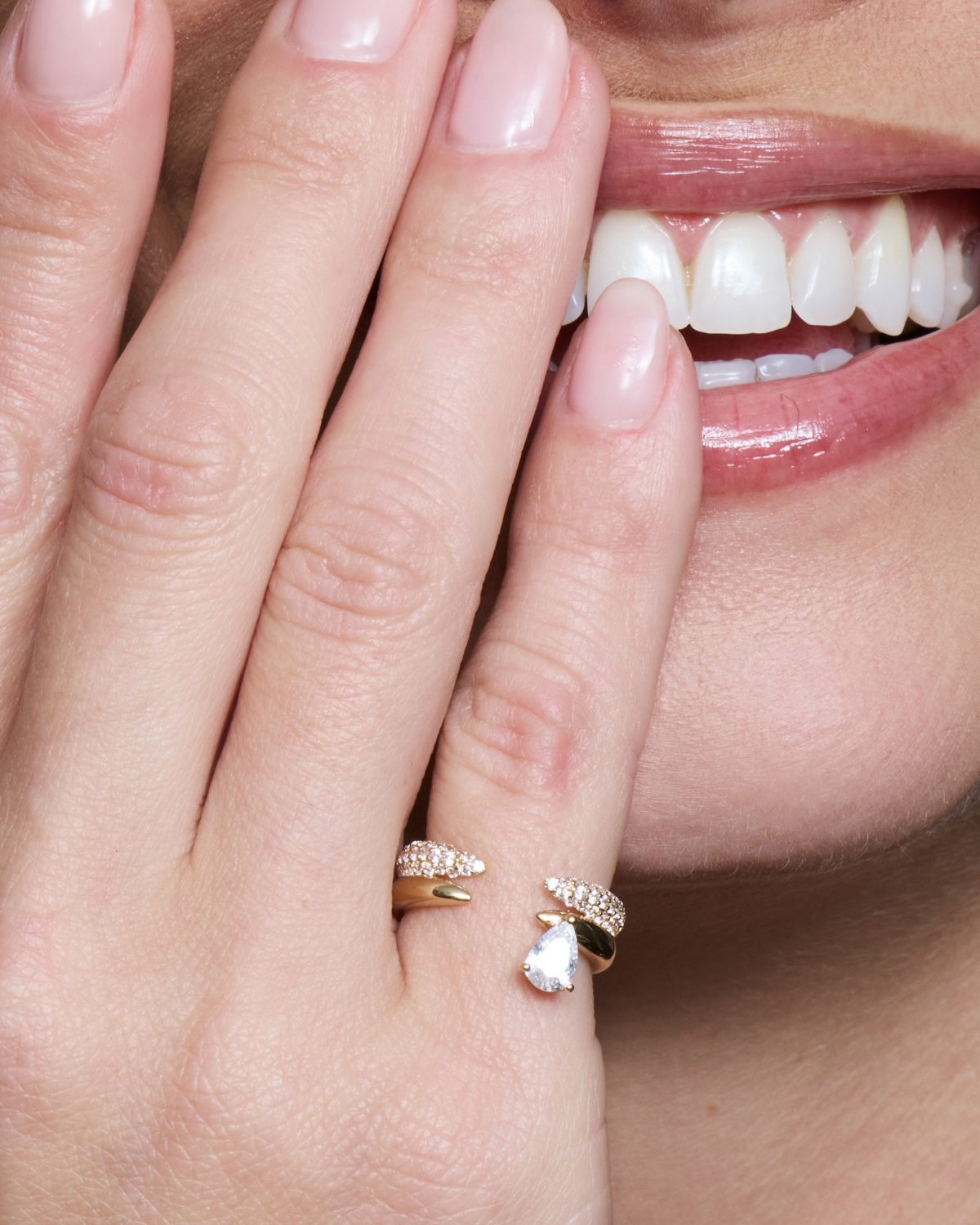Bague Pear Shape dorée en argent 925 plaqué or 18 carats avec pierre centrale en zirconium taille poire sur une monture lisse et élégante, design raffiné qui capte la lumière et sublime la main.
