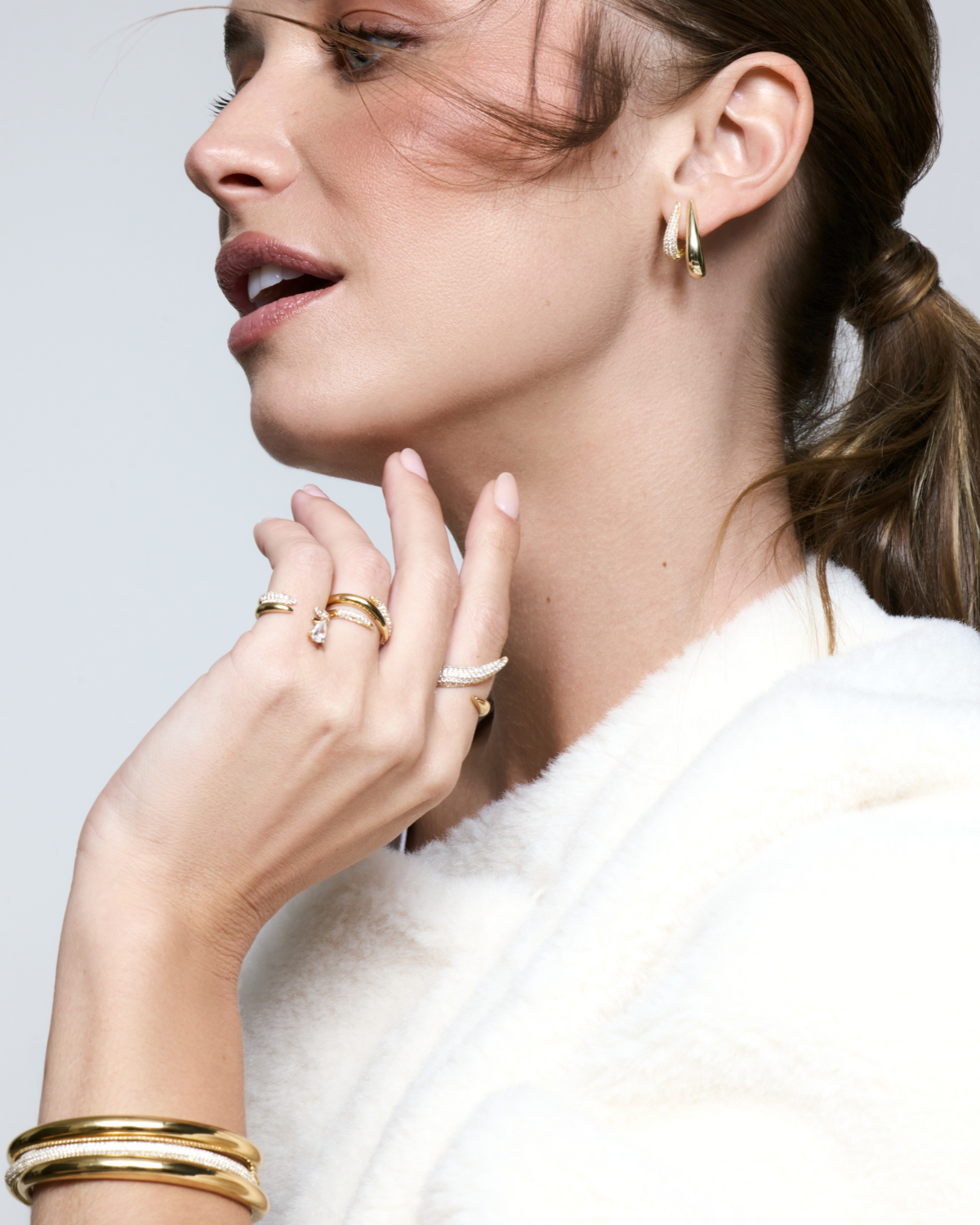 Bague Pear Shape blanche en argent 925 rhodié, avec pierre centrale en zirconium taille poire sur une monture lisse et élégante, design raffiné et lumineux qui sublime le doigt.