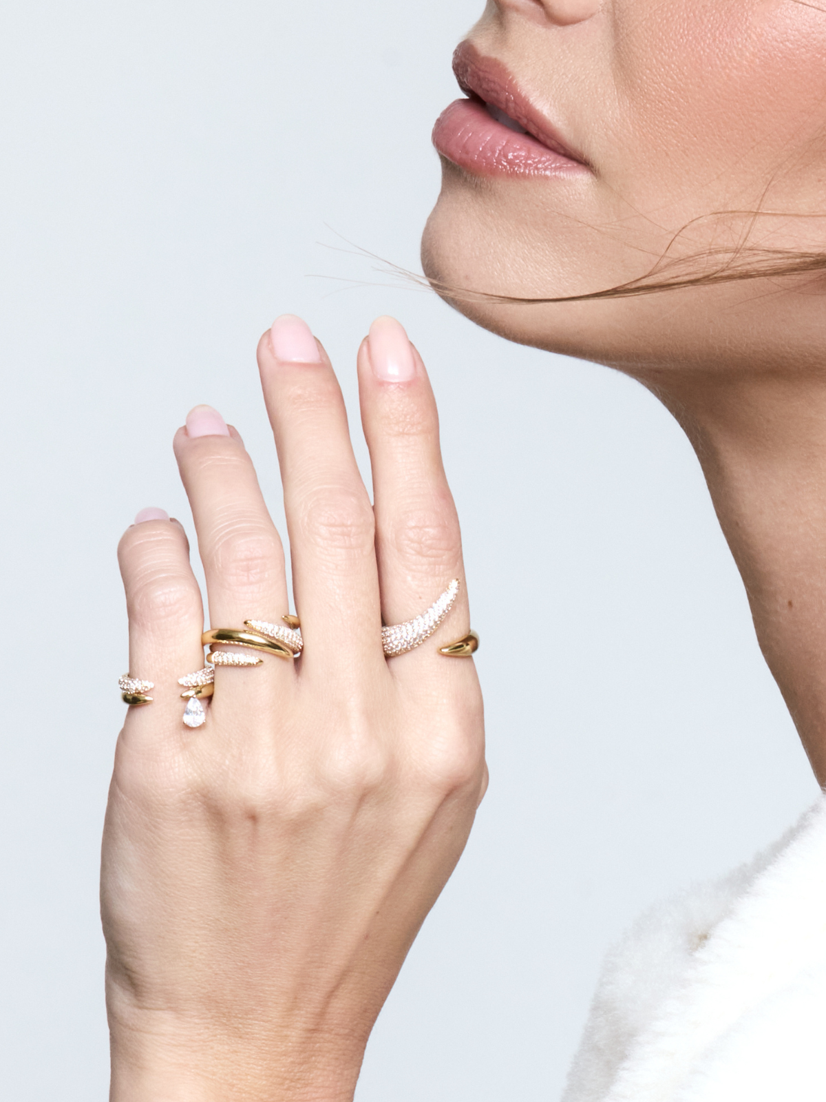 Bague Pear Shape blanche en argent 925 rhodié, avec pierre centrale en zirconium taille poire sur une monture lisse et élégante, design raffiné et lumineux qui sublime le doigt.