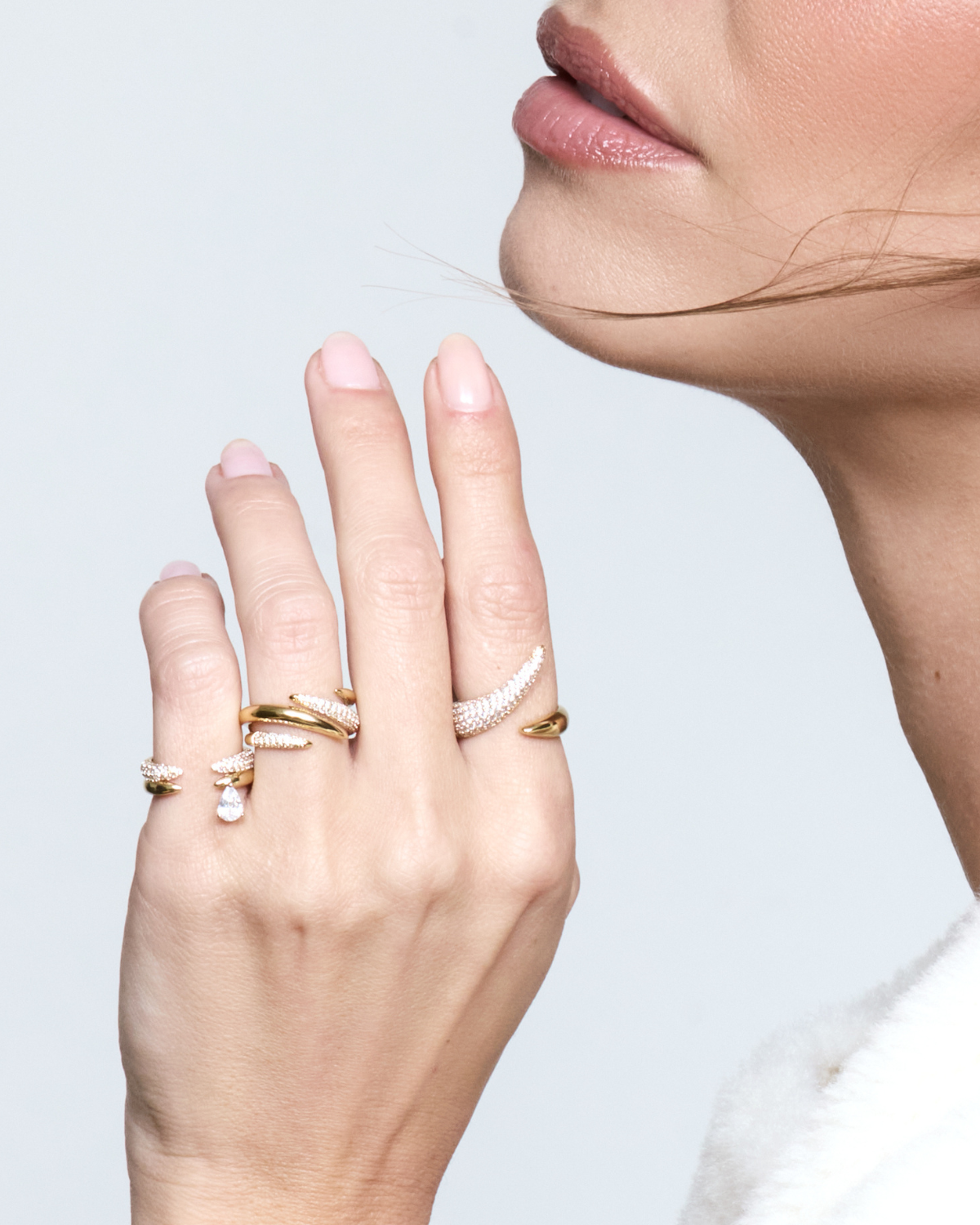 Bague Pear Shape blanche en argent 925 rhodié, avec pierre centrale en zirconium taille poire sur une monture lisse et élégante, design raffiné et lumineux qui sublime le doigt.
