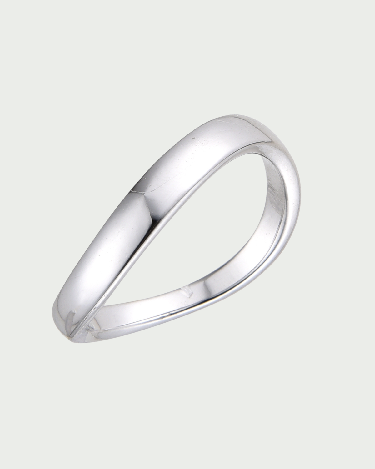 Bague Wave non pavée Signature blanche en argent 925 rhodié, design ondulé épuré avec fini poli miroir, silhouette fluide et contemporaine qui épouse élégamment le doigt pour un style chic et minimaliste.