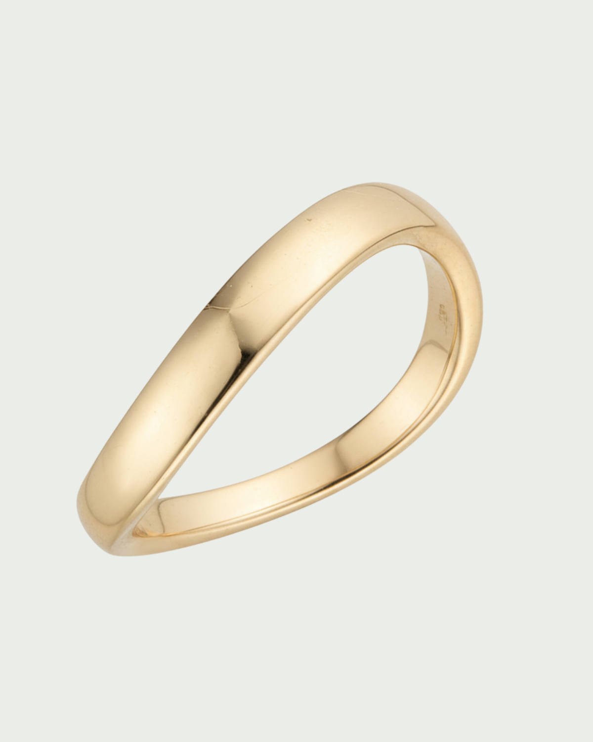 Bague Wave non pavée Signature dorée en argent 925 plaqué or 18 carats, design ondulé épuré sans pavage de pierres, silhouette fluide qui épouse le doigt pour une élégance moderne et minimaliste.