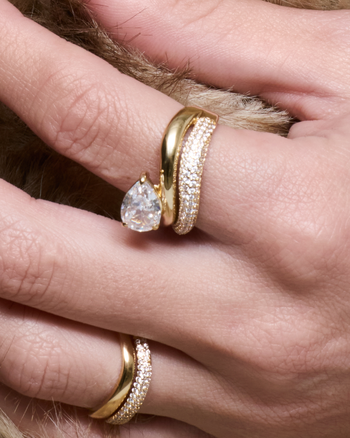 Bague Wave non pavée Signature dorée en argent 925 plaqué or 18 carats, design ondulé épuré sans pavage de pierres, silhouette fluide qui épouse le doigt pour une élégance moderne et minimaliste.