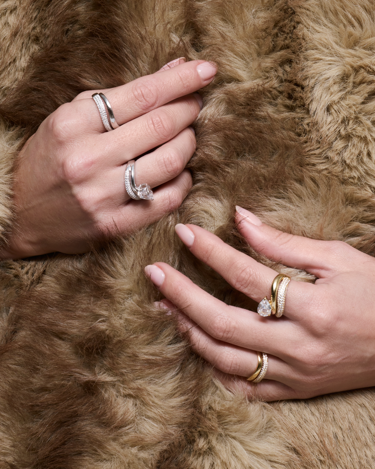 Bague Wave non pavée Signature blanche en argent 925 rhodié, design ondulé épuré avec fini poli miroir, silhouette fluide et contemporaine qui épouse élégamment le doigt pour un style chic et minimaliste.