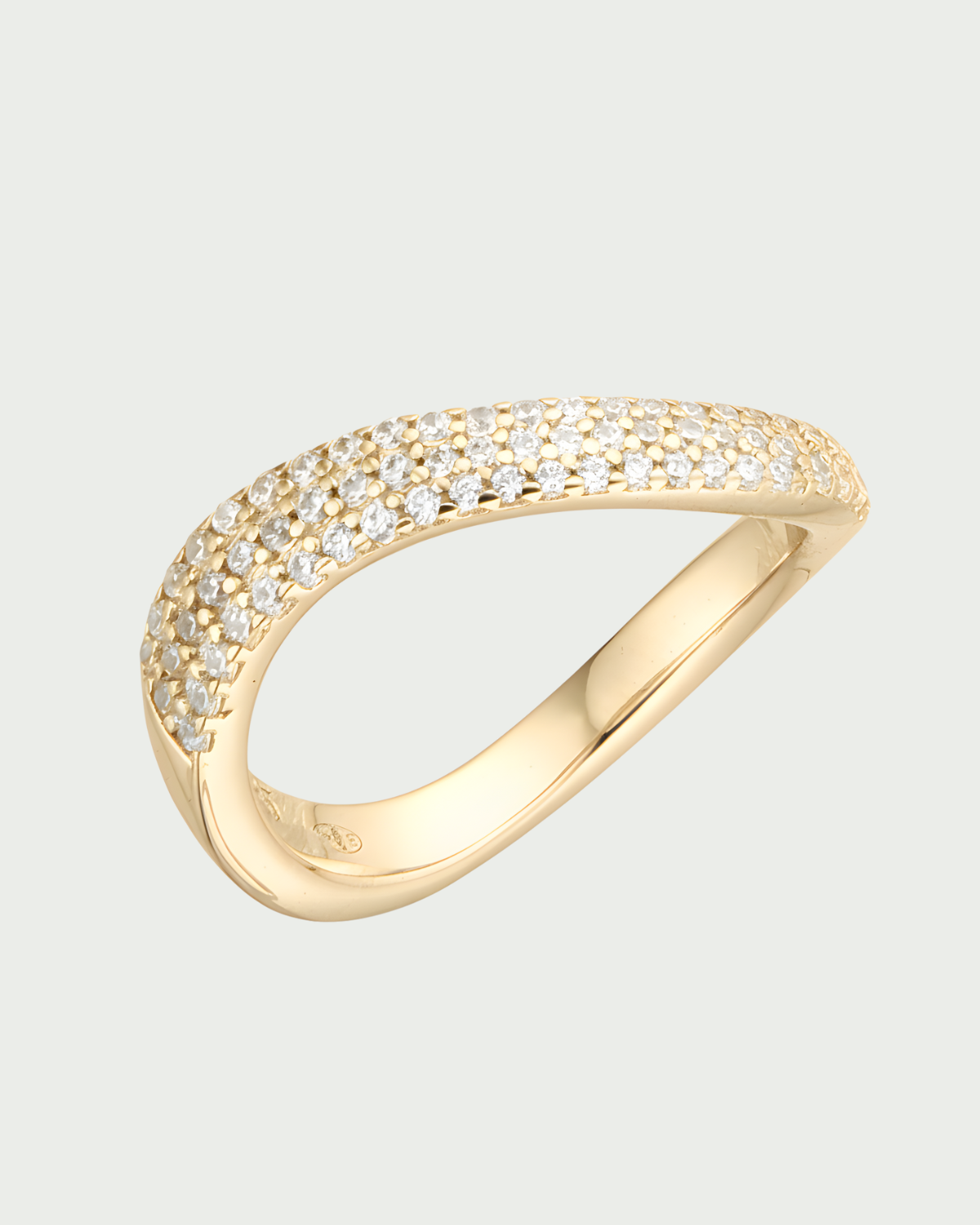 Bague Wave pavé Signature dorée en plaqué or 3 microns avec pavage de zirconiums, design ondulé élégant qui épouse le doigt et apporte une touche lumineuse et moderne.