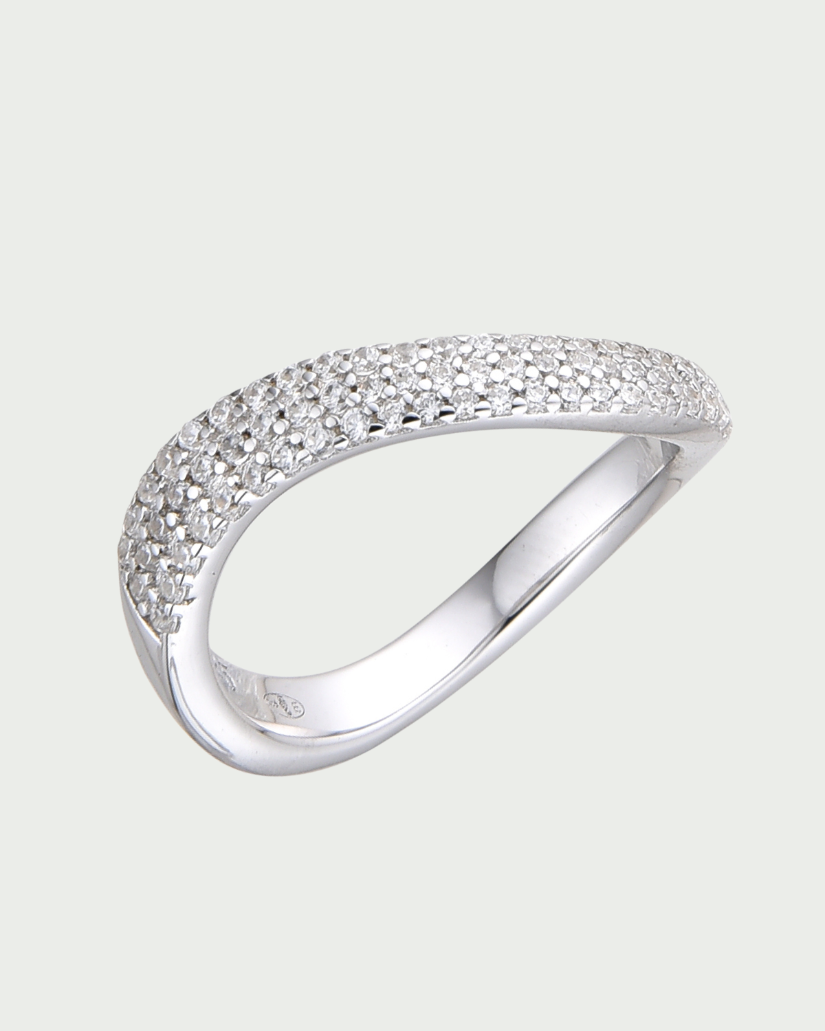 Bague Wave pavée Signature blanche en argent 925 rhodié ornée d’un pavage délicat de zirconiums sur une bande ondulée, design fluide et féminin qui épouse élégamment le doigt