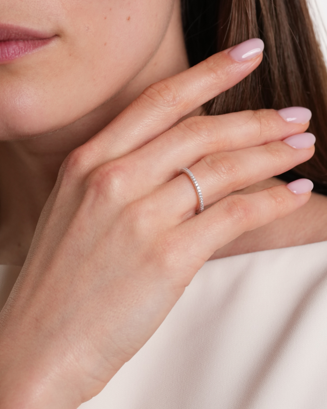 Bague Anneau Intemporel – Blanc en argent 925 rhodié, anneau à la ligne épurée et minimaliste, finition polie brillante résistante à l’oxydation, silhouette élégante et intemporelle à porter seule ou en accumulation.