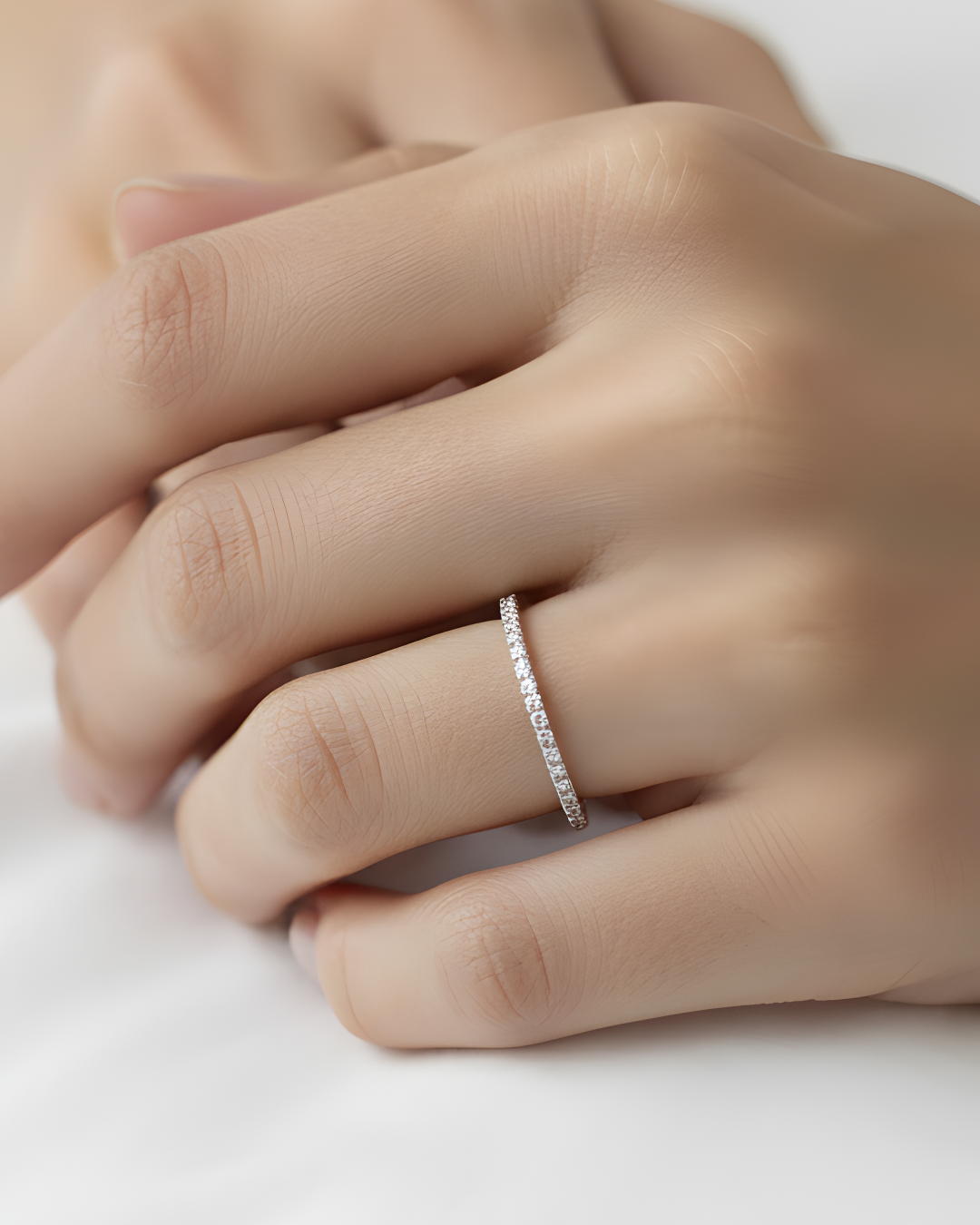 Bague Anneau Intemporel – Blanc en argent 925 rhodié, anneau à la ligne épurée et minimaliste, finition polie brillante résistante à l’oxydation, silhouette élégante et intemporelle à porter seule ou en accumulation.