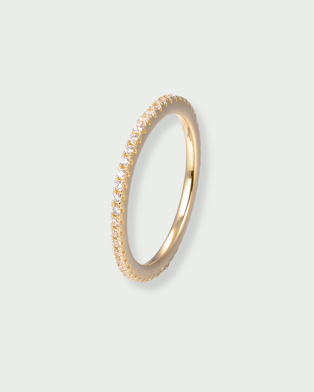 Bague Anneau Intemporel – Doré en argent 925 doré à l’or 18 carats, anneau à la ligne épurée et minimaliste, finition lumineuse résistante à l’oxydation, silhouette élégante et intemporelle à porter seule ou en accumulation.