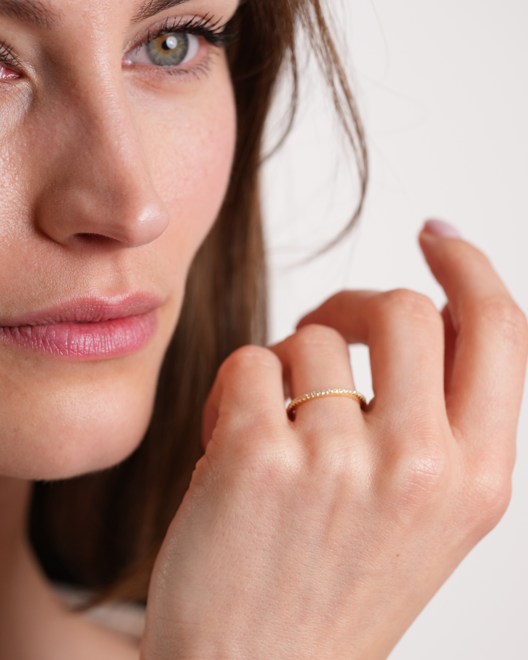 Bague Anneau Intemporel – Doré en argent 925 doré à l’or 18 carats, anneau à la ligne épurée et minimaliste, finition lumineuse résistante à l’oxydation, silhouette élégante et intemporelle à porter seule ou en accumulation.