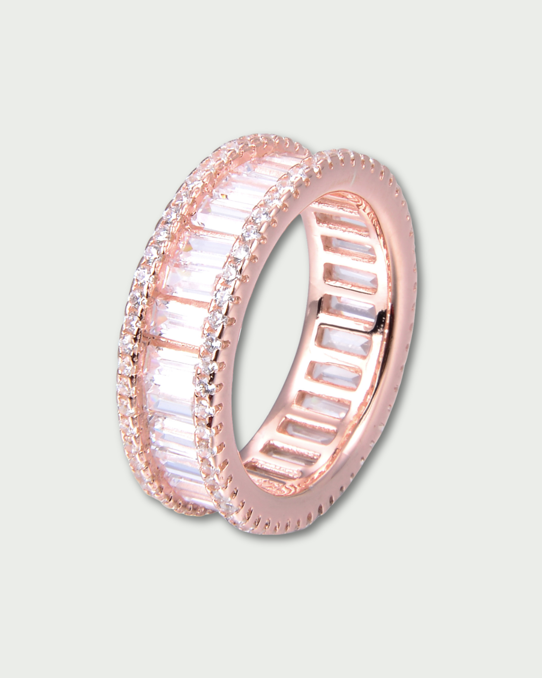 Bague alliance large en argent 925 doré à l'or rose 18 carats pavée de zirconium taille baguette effet diamant.