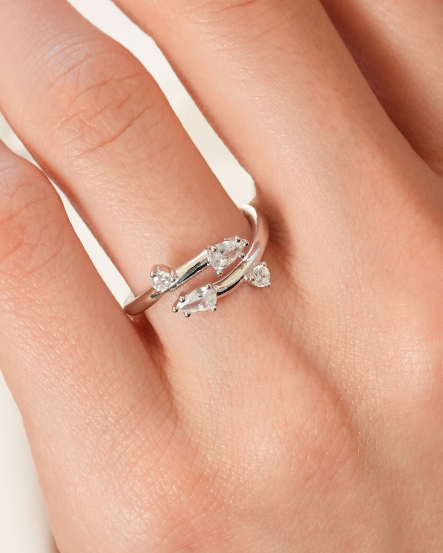 Bague lisse argent 925 rhodié et zirconiums tailles poire et brillants façon branches subtiles