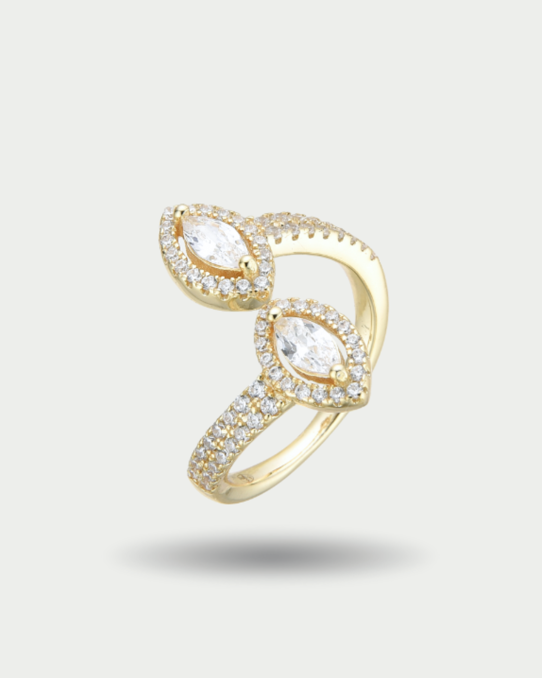 Bague « Double Marquise Fleur de Vie » en argent 925 doré à l’or jaune 18 carats, design ouvert orné de deux pierres taille marquise scintillantes, sublimé par un pavage de zirconiums taille ronde, finition polie brillante.