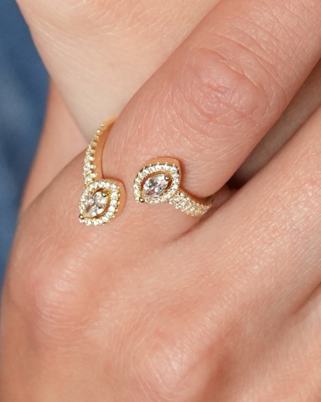 Bague « Double Marquise Fleur de Vie » en argent 925 doré à l’or jaune 18 carats, design ouvert orné de deux pierres taille marquise scintillantes, sublimé par un pavage de zirconiums taille ronde, finition polie brillante.