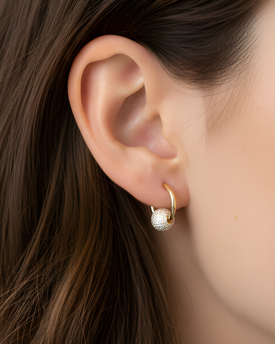 Boucles d’oreilles « Atlas » en argent 925 doré à l’or fin 18 carats, créoles modernes au design minimaliste et géométrique (diamètre ≈ 13 mm, longueur ≈ 20 mm), finition polie brillante.