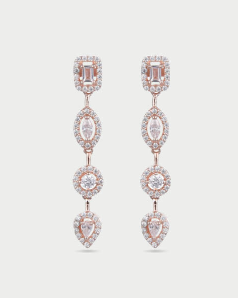 Boucles d’oreilles « Gabriella » en argent 925 doré à l’or rose 18 carats, ornées de pierres en zirconium alternant tailles ronde, poire, marquise et radiant, longueur 34,5 mm, largeur 5 mm.