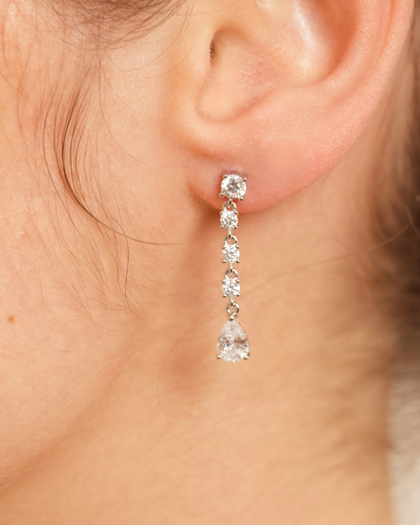 Boucles d’oreilles pendantes Shine Éclat dorées en argent 925 doré à l’or 18 carats avec cascade de pierres en zirconium rondes et poire scintillantes, design délicat et lumineux pour sublimer le visage avec élégance.