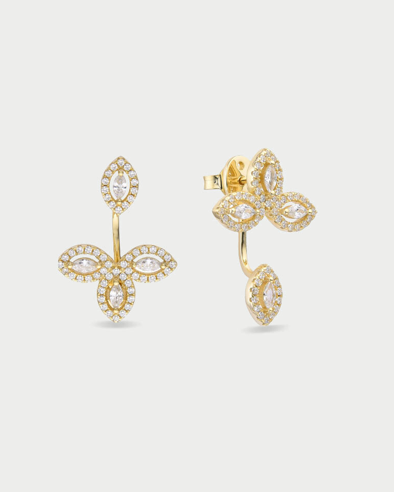 Boucles d’oreilles « Asymétriques Fleur de Vie » en argent 925 doré à l’or jaune 18 carats, motifs floraux en zirconiums taille marquise montés sur deux designs distincts (puce fleur + chaîne pendante), finition polie brillante.