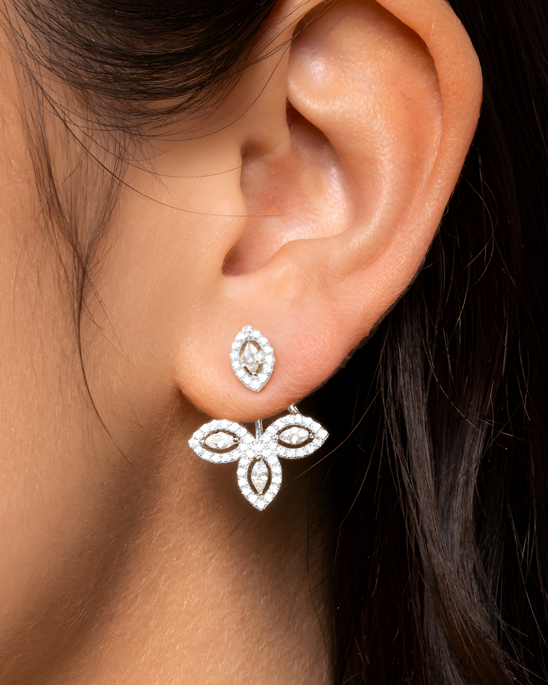 Boucles d’oreilles « Asymétriques Fleur de Vie » en argent 925 rhodié, motifs floraux en zirconiums taille marquise, design unique avec chainette et pavage, finition polie brillante.