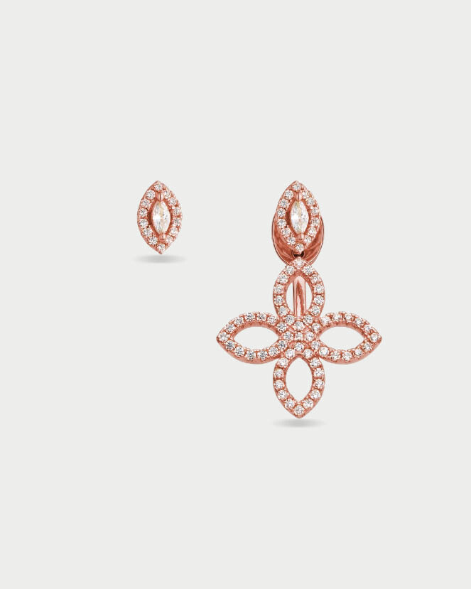 Boucles d’oreilles asymétriques Fleur Éternelle en argent 925 doré à l’or rose 18 carats avec zirconiums blanc, formes variées et design contemporain.
