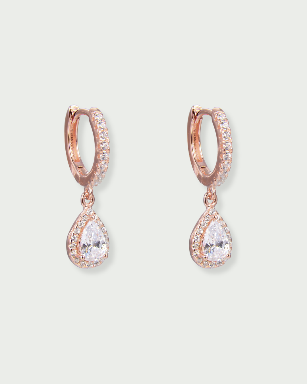 Boucles d’oreilles Dormeuses Gala – Rose en argent 925 doré à l’or rose 18 carats, silhouette délicate délicatement sertie, finition lumineuse résistante à l’oxydation, fermoir dormeuse sécurisé, éclat doux et élégant.
