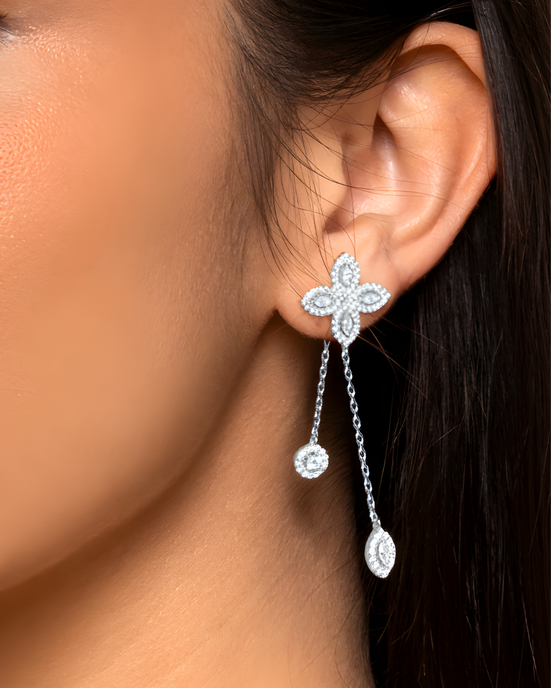 Boucles d’oreilles « Doubles Pendantes Fleur de Vie » en argent 925 rhodié, design pendulaire avec deux motifs floraux « Fleur de Vie » ornés de zirconiums taille marquise et ronde, finition polie brillante.