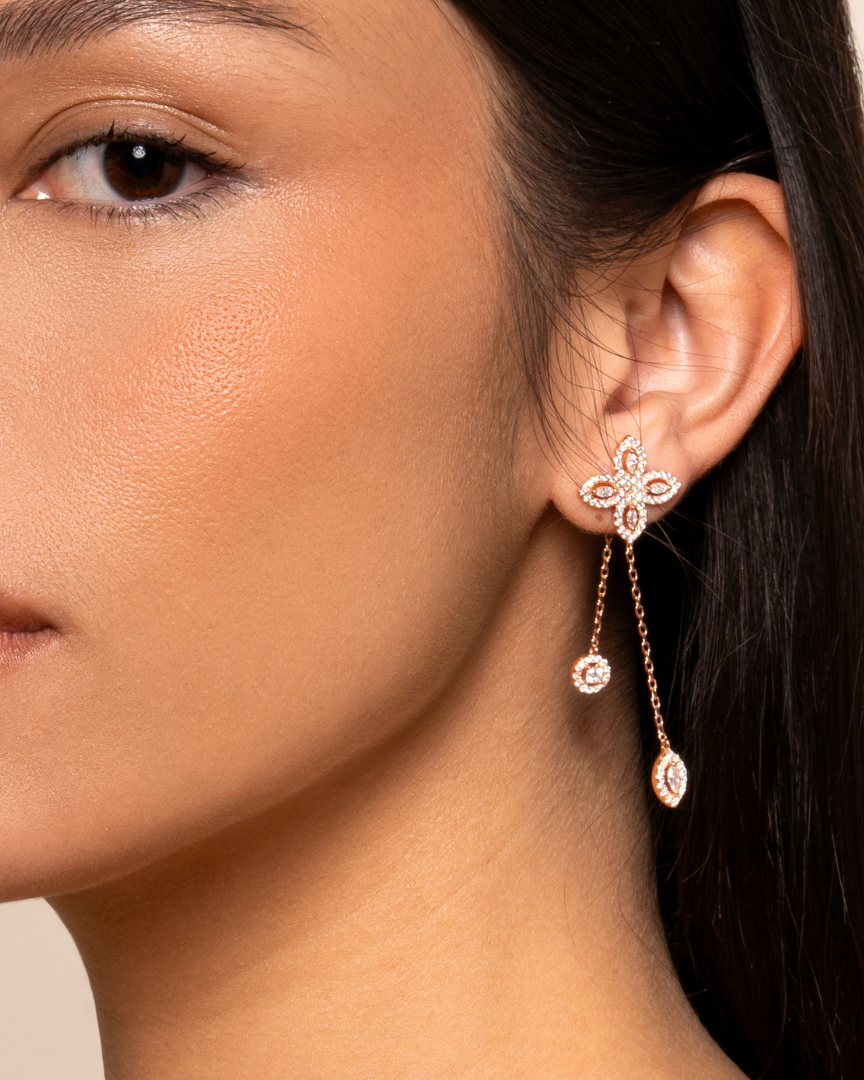 Boucles d’oreilles « Doubles Pendantes Fleur de Vie » en argent 925 doré à l’or jaune 18 carats, motifs floraux sertis de zirconiums taille marquise et ronde, finition polie brillante.