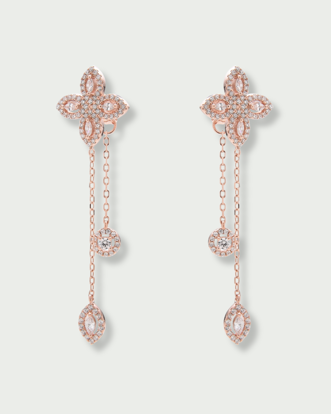 Boucles d’oreilles « Doubles Pendantes Fleur de Vie » en argent 925 doré à l’or jaune 18 carats, motifs floraux sertis de zirconiums taille marquise et ronde, finition polie brillante.