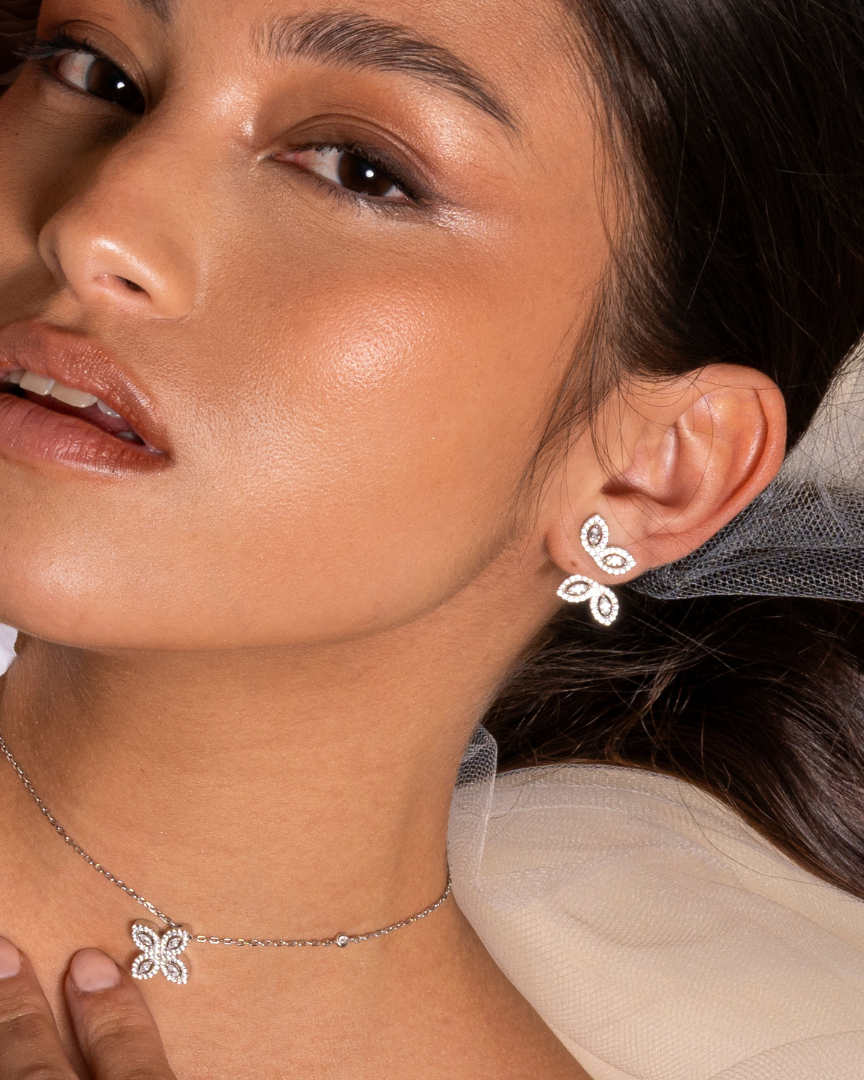 Boucles d’oreilles « Mini Asymétriques Fleur de Vie » en argent 925 rhodié, design asymétrique à motif floral orné de zirconiums taille marquise, finition polie brillante.