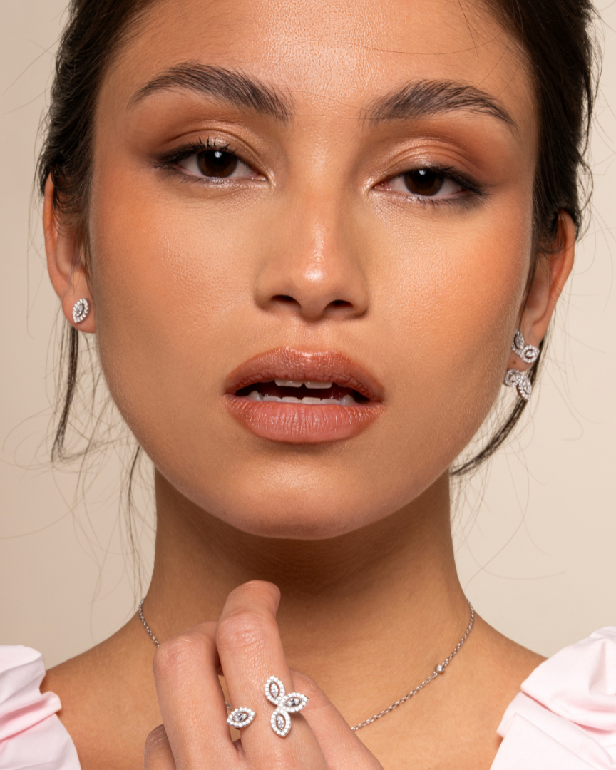 Boucles d’oreilles « Mini Asymétriques Fleur de Vie » en argent 925 rhodié, design asymétrique à motif floral orné de zirconiums taille marquise, finition polie brillante.